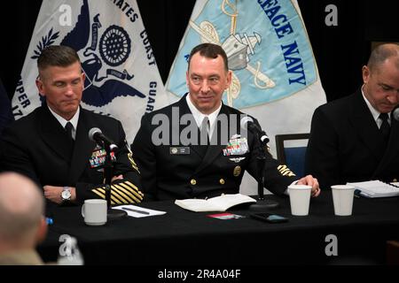 230110-N-TH560-0051 ARLINGTON, Virginia (10. Januar 2023) – Generalstabschef Jason Knupp (links) von Naval Surface Force Atlantic und Generalstabschef Jason Dunn vom Navy Installations Command nehmen am 35. Nationalen Symposium der Surface Navy Association in Arlington, Virginia, am 10. Januar an einem Runden Tisch Teil. Top-Anführer aus den USA Navy und USA Die Küstenwache beantwortete persönlich und virtuell Fragen von Publikumsmitgliedern zu Anliegen, die Mitglieder des Dienstes und ihre Familien betreffen; zu den Themen gehörten Gehälter und Zulagen, Unterstützung bei der Kinderbetreuung und Zugang zur psychischen Versorgung. Das Symposiu Stockfoto