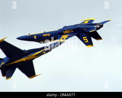 US Navy die führenden und gegnerischen Alleinpiloten, die den Blue Angels zugeteilt sind, führen ein Scheren-Kreuz-Manöver durch Stockfoto