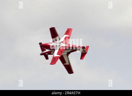 US Navy der führende Alleinpilot überquert den gegnerischen Alleinpilot, während das kanadische Luftdemonstrationsteam Snowbirds auftritt Stockfoto