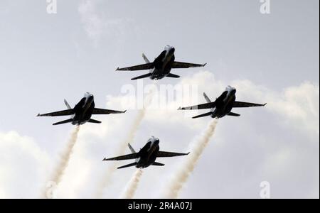 US Navy F-A-18A Hornets, die den Blue Angels zugeteilt sind, führen Sie einen Fly-by durch Stockfoto