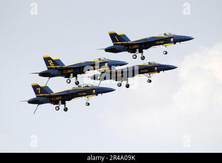 US Navy fliegt in einer Diamantenformation, vier F-A-18A Hornets, die den USA zugeteilt sind Das Navy-Flugzeug-Demonstrationsteam, die Blue Angels, startet einen Landeanflug mit langsamen Flugzeugträgern Stockfoto