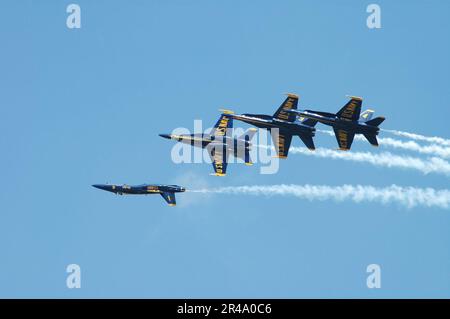 US Navy F-A-18A Hornets den USA zugeteilt Das Team der Navy, die Blauen Engel, führt ein Durchbruchmanöver mit vier Flugzeugen durch Stockfoto