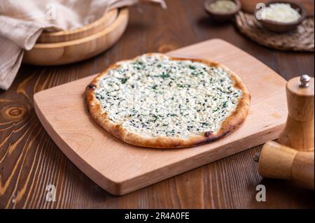 Ein traditionelles, aus dem Nahen Osten gewürztes Fladenbrot, garniert mit Käse Stockfoto