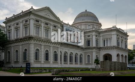 Das weitläufige Gebäude mit zahlreichen Fenstern des Nationalmuseums in Singapur Stockfoto