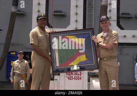 KOMMANDEUR DER US-Marine, Zerstörer Gruppe fünf (CCDG-5), Konteradmiral Derwood Curtis, links, und kommandierender Offizier, USS Nimitz (CVN 68) Stockfoto