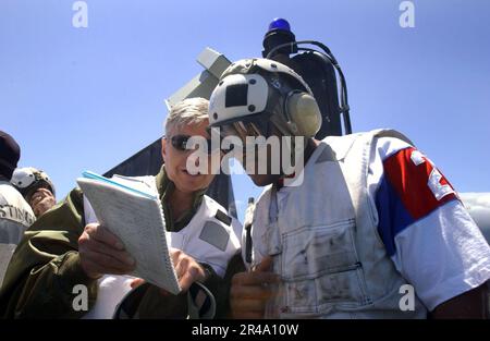 DIE US Navy ist Linebacker der Miami Dolphins und beobachtet den Flugbetrieb mit Commander Third Fleet, Vice ADM Michael McCabe Stockfoto
