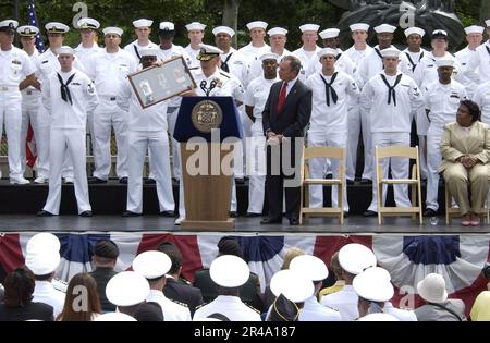 US Navy, rückwärtiger Einsatzleiter William J. Fallon Commander, USA Flottenkommando, präsentiert New Yorks Bürgermeister Michael Bloomberg mit einer gerahmten Kopie von drei Briefmarken Stockfoto