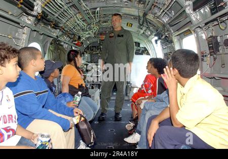 US Navy USA Marinekorps-Sergeant, der dem Marine-Helikopter-Geschwader Seven Seven Seven Four (HMM-774) zugeteilt wurde, spricht mit Kindern in einem Seekrieger der CH-46E Stockfoto