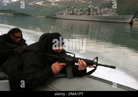 US Navy Engineman 1. Class Front und Engineman 3. Class bietet Sicherheit am Wasser auf einem starren RHIB (Rull Inflatable Boat) Stockfoto