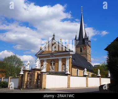 Die bayerische Barockkirche Maria Himmelfahrt in Memmelsdorf mit weißen Skulpturenfiguren an der Wand Stockfoto