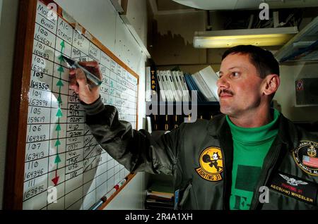 US Navy Senior Chief Aviation Electrician's Mate aktualisiert den Status eines F-14D Tomcat im Wartungskontrollzentrum des Geschwaders an Bord der USS John C. Stennis (CV. Stockfoto