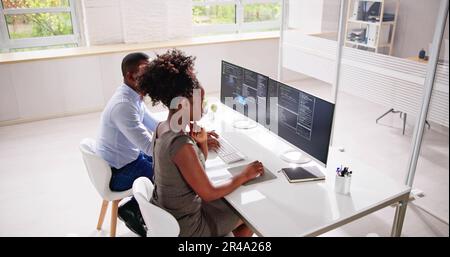 Afroamerikanische Programmiererin Frau Codierung Auf Computer Stockfoto