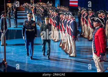 Stabschef der USA Army General James McConville veranstaltet am 25. Januar 2023 in der Conmy Hall auf der gemeinsamen Basis Myer-Henderson Hall, Virginia, eine Ankunftszeremonie mit voller Auszeichnung für den Stabschef der Republik Korea Army General Park Jeong Hwan. Während der Zeremonie verlieh General McConville General Park die Legion of Merit, den Grad Commander. Stockfoto