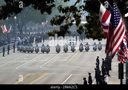 US Navy die Autokolonne, die die Prozession des ehemaligen Präsidenten Ronald Reagan in einem Pferdekadaver entlang der Constitution Avenue begleitet Stockfoto