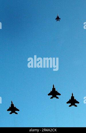 US Navy Four F-15E Strike Eagles, die dem 4. Kampfflugzeug auf der Seymour Johnson Luftwaffenbasis, N.C., zugeteilt wurden, führen die Vermisstenformation während der Beerdigungsprozession zu Ehren des ehemaligen Präsidenten Ronald Reag auf Stockfoto