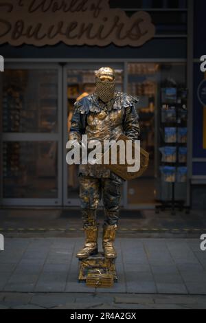 Eine lebende Statue eines mittelalterlichen Ritters auf einem Bürgersteig in Bratislava. Stockfoto