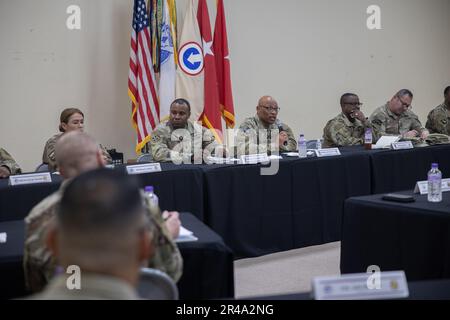 Brigg. Generalleutnant Maria Juarez, kommandierender General, 143d Sustainment Command (Expeditionary), Generalleutnant Michel M. Russell Sr., kommandierender General, 1. Theater Sustainment Command, Generalleutnant David Wilson, kommandierender General, Army Sustainment Command und ihre Command Sgts. Major, nehmen Sie am 24. Januar 2023 an einer Konferenz zur beruflichen Weiterentwicklung von Führungskräften im Camp Arifjan, Kuwait, Teil. Das LPD hat noch einmal betont, wie wichtig das gemeinsame Logistikunternehmen für die Nachhaltigkeit der Betriebsabläufe in den USA ist Army Central im Einsatzgebiet des Zentralkommandos der Vereinigten Staaten. Stockfoto