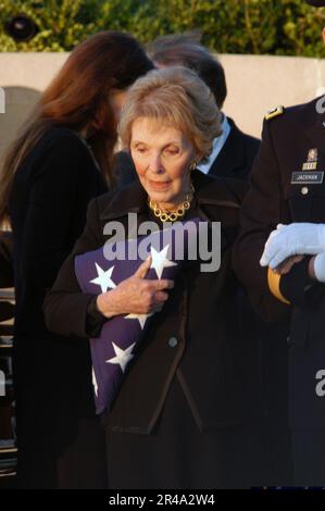 DIE ehemalige First Lady Nancy Reagan der US Navy hält die Flagge fest, die den Sarg des ehemaligen Präsidenten Ronald Reagan bedeckte, als sie abreist Stockfoto