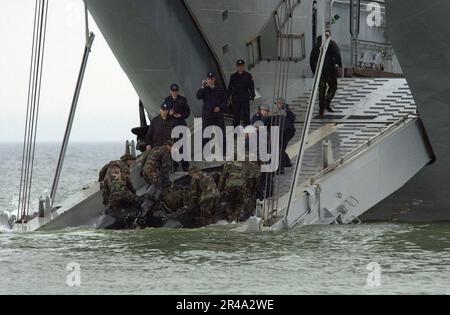 US Navy USA Marinereservisten der Delta-Kompanie, 4. Aufklärungsbataillon, an Bord des polnischen Minenayers ORP Poznan der Lublin-Klasse Stockfoto