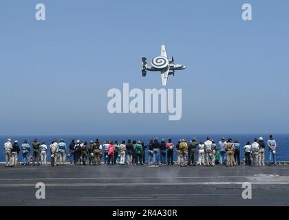 US-Marinemitglieder der Gemeinsamen Zivilen Orientierungskonferenz (JCOC) von 67. beobachten das Vorbeifliegen eines E-2C Hawkeye Stockfoto