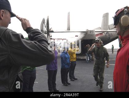 US Navy Commander 3.-Flotte, Vizeadmiral Michael J. McCabe fährt durch Regenbogen-Sideboys Stockfoto