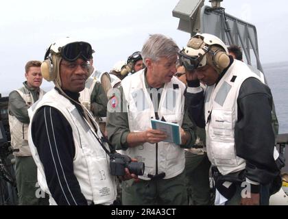 US Navy Commander 3. Fleet, Vice ADM. Michael J. McCabe erklärt dem Schauspieler Jamie Foxx den Landing Signal Officer (LSO) Reiseführer Stockfoto