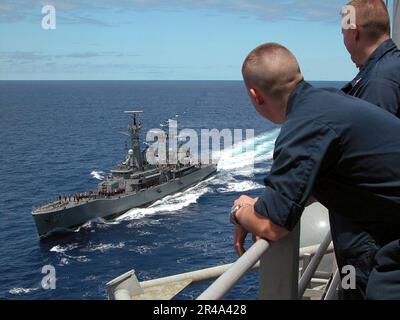 FREGATTE CS Lynch (PFG 07) der chilenischen Fregatte der Leander-Klasse zieht neben dem Amphibienschiff USS Tarawa (LHA 1) Stockfoto