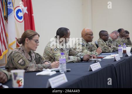 Generalmajor Michel M. Russell Sr., kommandierender General, 1. Theater Sustainment Command, tritt am 24. Januar 2023 auf einer Konferenz zur beruflichen Entwicklung von Führungskräften in Camp Arifjan, Kuwait, mit Soldaten zusammen. Brigg. General Maria Juarez (links), kommandierender General, 143d Sustainment Command (Expeditionary) nahm ebenfalls an der LPD Teil und äußerte sich dazu. Das LPD hat noch einmal betont, wie wichtig das gemeinsame Logistikunternehmen für die Nachhaltigkeit der Betriebsabläufe in den USA ist Army Central im Einsatzgebiet des Zentralkommandos der Vereinigten Staaten. Stockfoto