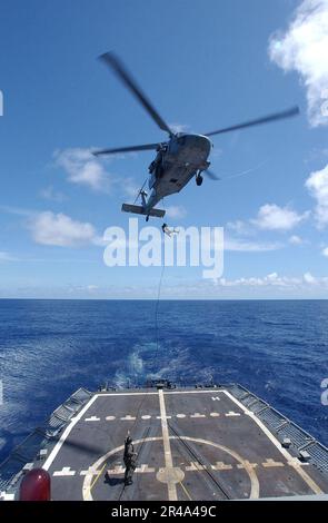 MATROSEN DER US Navy, die der mobilen Einheit zur Entsorgung von Sprengstoffen (EODMU-11) zugewiesen sind, stoßen gegen einen MH-60s Knighthawk ab Stockfoto
