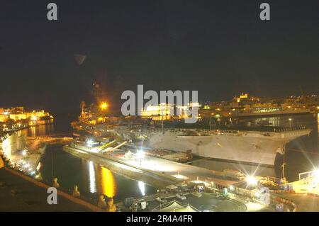 DER konventionell angetriebene Flugzeugträger USS John F. Kennedy (CV 67) der US Navy liegt vor Anker in der historischen Stadt Valletta, Malta, während eines kürzlichen Hafenbesuchs Stockfoto