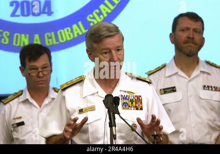 US Navy Commander, USA Third Fleet, Vice ADM, Michael J. McCabe, antwortet auf Medienanfragen Stockfoto