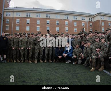 Marines mit Marine Baracke Washington begrüßen Robert Gronkowski, pensioniert für die Tampa Bay Buccaneers, und Donald "Cowboy" Cerrone, pensionierter amerikanischer Mixed Martial Artist, in den Baracken am 17. Januar 2023. Gronkowski und Cerrone wurden von Oberst Robert A. Sucher, dem Befehlshaber der Marinebaracke Washington, und Sergeant Major Jesse E. Dorsey, Sergeant Major der Marinebaracke Washington, vorgestellt und besichtigten die Baracken. Stockfoto