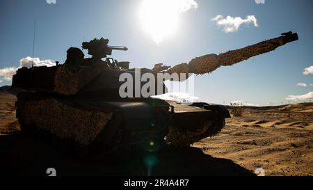 Soldaten, die dem "Hound Battalion" zugeteilt sind 3. Bataillon, 67. Panzerregiment, 2. Panzerbrigade-Kampfteam, 3. Infanteriedivision, treibt den modernisierten M1A2 SEPv3 Abrams-Panzer in Fort Irwin, Kalifornien, 28. Februar 2023. Die Spartanische Brigade, die modernste Brigade der Armee, schloss ihre Rotation NTC 23-05 ab und machte sie nicht nur zur bestausgestatteten, sondern auch zur tödlichsten Einheit im amerikanischen Arsenal, während die Armee sich dem Aufbau der Armee von 2030 nähert. Stockfoto