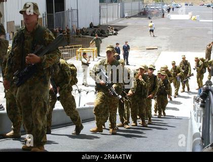 SOLDATEN DER US-Marine, die der Charlie Company zugewiesen sind, Royal Australian Army, begeben sich an Bord des Amphibienschiffs USS Tarawa (LHA 1) Stockfoto