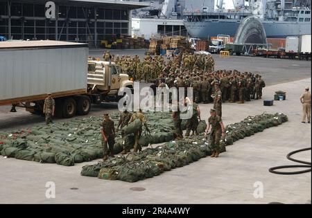 US Navy Marines, die dem 3. Bataillon, dem 3. Marineregiment und der Charlie Company zugeteilten Soldaten zugeteilt sind, Royal Australian Army, besteigen das Amphibienschiff USS Tarawa (LHA 1) Stockfoto