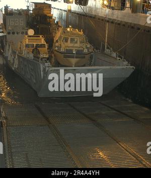 US Navy A Landing Craft Utility (LCU) betritt das Bohrdeck des Amphibienschiffs USS Tarawa (LHA 1) Stockfoto