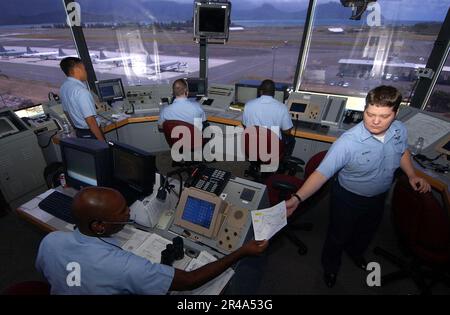 US Navy USA Fluglotsen der Marine überwachen und steuern den Start und die Bergung aller Flugzeuge Stockfoto