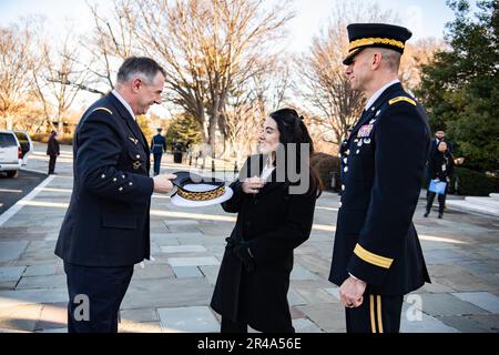 Generalmajor Allan M. Pepin (rechts), kommandierender General, Joint Forces Headquarters – National Capital Region und USA Militärbezirk Washington und Karen Durham-Aguilera (Zentrum), Geschäftsführer, Büro der Armeestandorte und nationale Militärfriedhöfe der Armee begrüßen Frankreich Vizevorsteher des Verteidigungsministeriums, General Eric Autellet (links) bei seiner Ankunft auf dem Nationalfriedhof Arlington, Arlington, Virginia, am 20. Januar 2023. Stockfoto