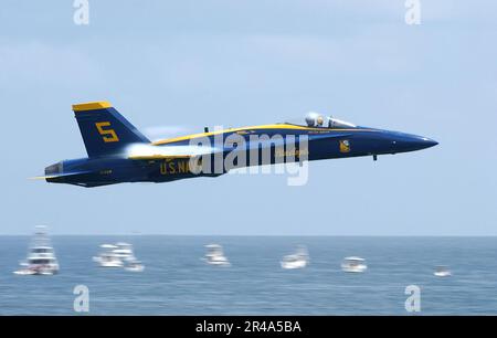 US Navy, der führende Alleinpilot, der den USA zugeteilt wurde Das Navy Flug Demonstrationsteam, die Blue Angels, führt den Sneak Pass aus Stockfoto