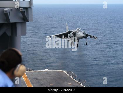 US Navy eine AV-8B II Harrier, die den Bulldogs des Marine Attack Squadron Two Two Three (VMA-223) zugeteilt wurde, schwebt während der Touch-and-Go-Manöver über dem Amphibienschiff USS Saipan (LHA 2) Stockfoto