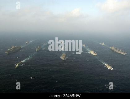 US Navy USS Enterprise (CVN 65), Left, und USS Harry S. Truman (CVN 75), Right, dämpfen durch die Gewässer des Atlantischen Ozeans in Formation mit anderen US Navy-Schiffen und multinationalen Kriegsschiffen als Teil von Maje Stockfoto