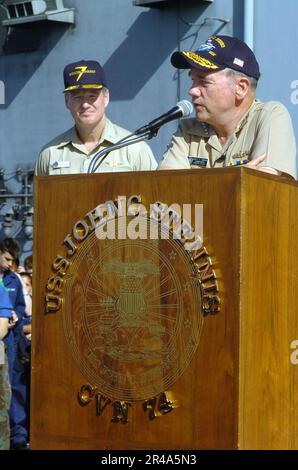 US Navy Commander Pacific Fleet, ADM. Walter F. Doran, spricht die Besatzung des Flugzeugträgers USS John C. Stennis (CVN 74) auf dem Cockpit während eines Telefongesprächs Stockfoto