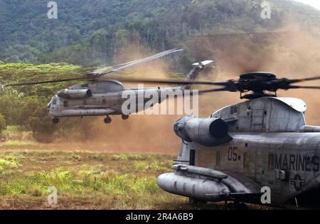 US Navy CH-53D Sea Hallion Helicopters, angeschlossen an Marine Heavy Helicopter Squadron 363 (HMH-363), heben während der Extraktion von Marines ab, zugeteilt zum 3. Bataillon, 3. Marineregiment Stockfoto