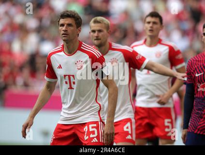 Thomas Mueller vom FC Bayern München , Matthijs de Ligt vom FC Bayern München, Benjamin Pavard vom FC Bayern München FC Bayern München gegen Rasenballsport Leipzig Fussball Bundesliga Saison 2022/2023 33. Spieltag Allianz Arena 20.05.2023 © diebilderwelt / Alamy Stock Stockfoto