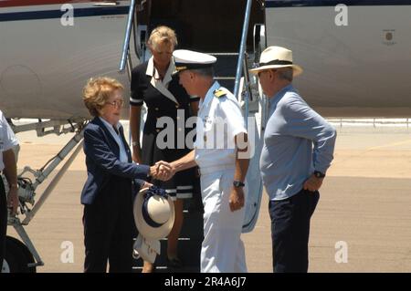 US Navy ehemalige First Lady Nancy Reagan grüßt Stockfoto