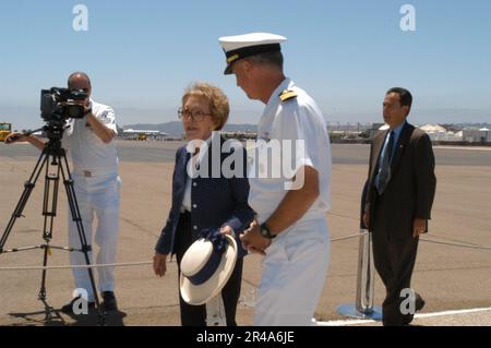 US Navy ehemalige First Lady Nancy Reagan grüßt Stockfoto