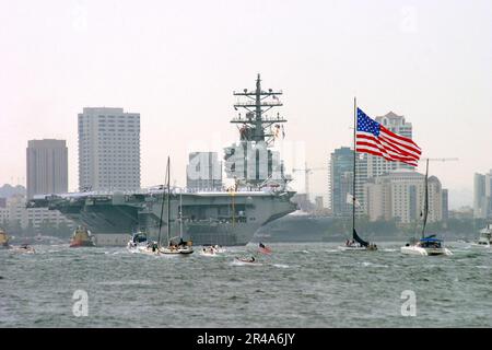 US Navy der neueste und technologisch fortschrittlichste Flugzeugträger der Navy USS Ronald Reagan (CVN 76) kommt in den Hafen von San Diego Stockfoto