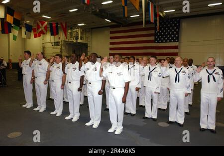 US Navy Matrosen an Bord der USS Ronald Reagan (CVN 76) erhalten den Eid des stellvertretenden Verteidigungsministers Paul D. Wolfowitz, der sie wieder einstellt Stockfoto