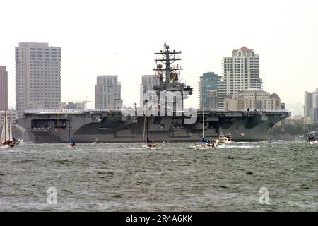 US Navy der neueste und technologisch fortschrittlichste Flugzeugträger der Navy USS Ronald Reagan (CVN 76) kommt in den Hafen von San Diego Stockfoto