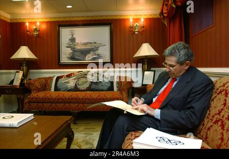 Der stellvertretende Verteidigungsminister DER US-Marine, Paul D. Wolfowitz, unterschreibt eine Wiederernennungsurkunde Stockfoto